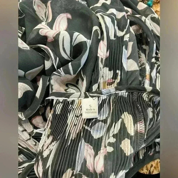 LC Lauren Conrad Cold Shoulder Floral Top like new size Small like new - Picture 3 of 7